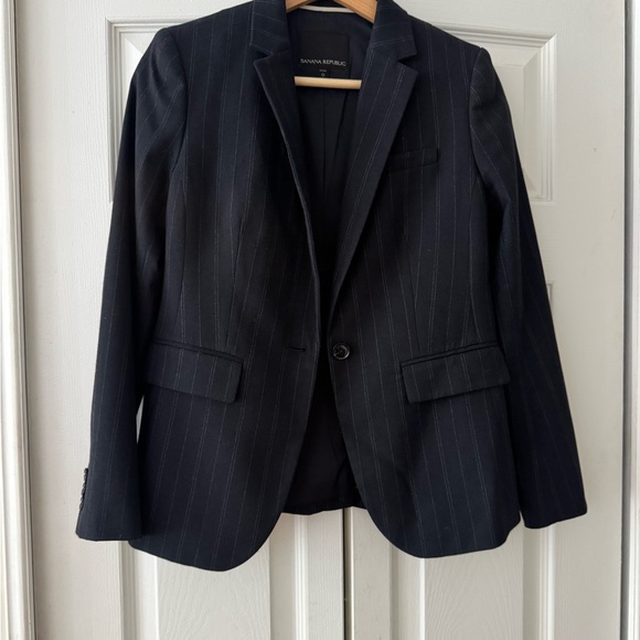 Banana Republic Black Blazer with Notched Lapels and Structured Shoulders - Picture 2 of 5